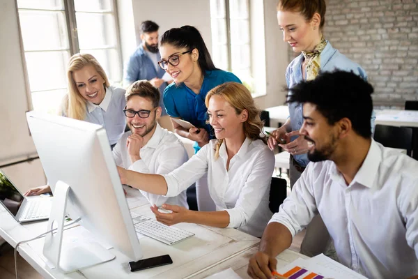 Giovani Imprenditori Lavorano Con Nuovo Progetto Startup Carica Processo Lavoro — Foto Stock