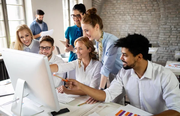 Grupo Feliz Bem Sucedido Estudantes Aprendendo Engenharia Software Negócios Durante — Fotografia de Stock