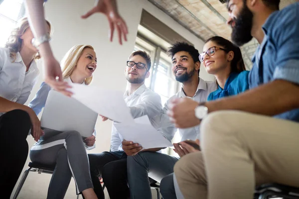 Erfolgreiche Glückliche Studentengruppe Die Während Der Präsentation Software Engineering Und — Stockfoto