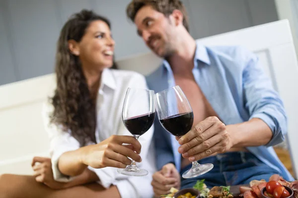 Belo Casal Está Bebendo Vinho Conversando Sorrindo Enquanto Passam Tempo — Fotografia de Stock