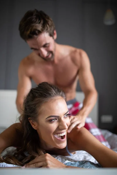 Jovem Alegre Casal Feliz Fazendo Massagem Casa — Fotografia de Stock