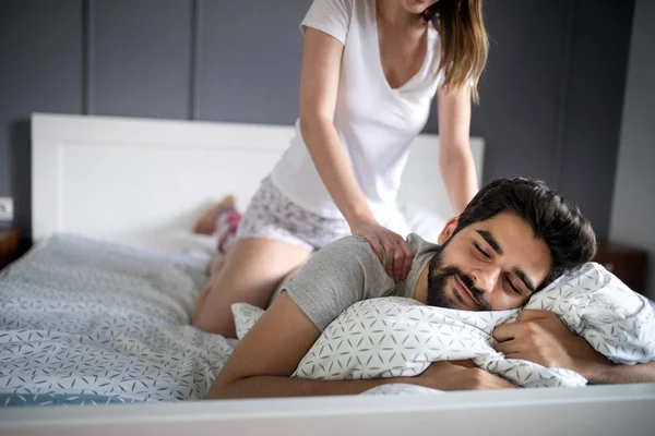 Junges Glückliches Paar Macht Massage Schlafzimmer — Stockfoto