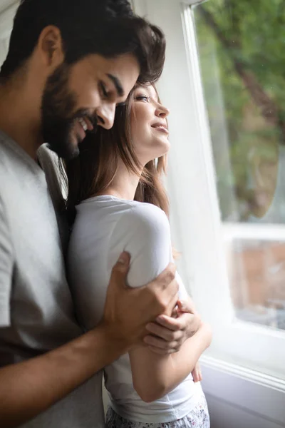 Belo Casal Jovens Amantes Estão Abraçando Dentro Casa Com Amor — Fotografia de Stock