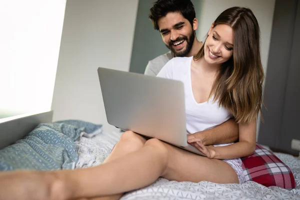 Casal Jovem Relaxante Cama Com Laptop Amor Felicidade Tecnologia Pessoas — Fotografia de Stock