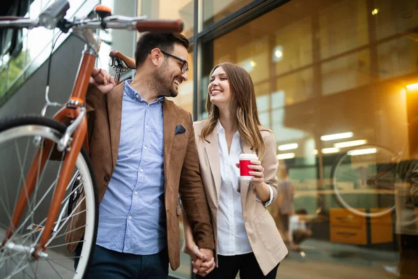 Glückliche Bürofrau Mit Geschäftsmann Paar Genießt Pause Beim Flirten Freien — Stockfoto