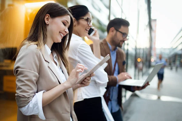 Zicht Jonge Zakenmensen Die Buiten Werken Brainstormen Technologieconcept — Stockfoto