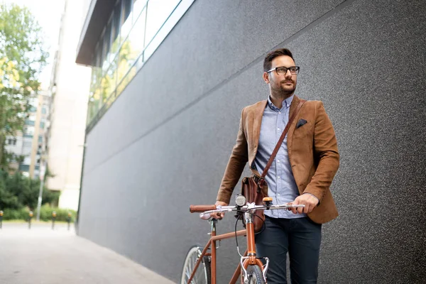 Επιχειρηματίας Ιππεύει Ποδήλατο Στη Δουλειά Πρωί Τρόπος Προς Γραφείο — Φωτογραφία Αρχείου