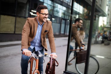 İş adamı sabah işe bisikletle gidiyor. Ofise giden yol.