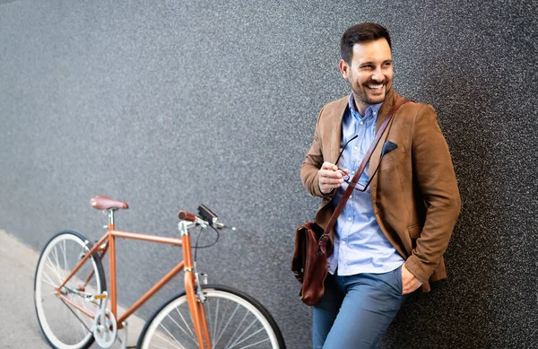 Overal Naartoe Met Fiets Jonge Zakenman Rijden Zijn Fiets — Stockfoto