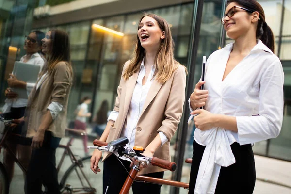 Young Happy Beautiful Businesswomen Talking Outdoor Office Building Background — Stock Photo, Image