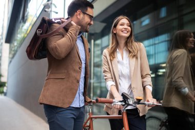 Şehirde konuşan gülümseyen iş adamlarının portresi.