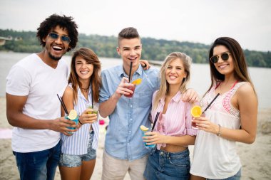 Arkadaşlar eğlenmeye plajda güneşli bir günde.