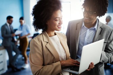 Modern bilişim şirketinde işbirliği yapan programcılar uygulama geliştiriyor