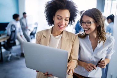 Modern bilişim şirketinde işbirliği yapan programcılar uygulama geliştiriyor