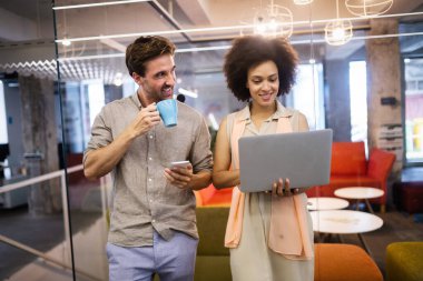 Bir grup meslektaşın ofiste çalışırken birlikte beyin fırtınası yapıyorlar.