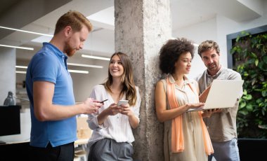 Bir yazılım geliştirme şirketinde çalışan programcılar