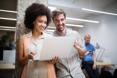 İş adamları ofiste iyi takım çalışması yapar. Takım çalışması başarılı iş yeri stratejisi kavramı.