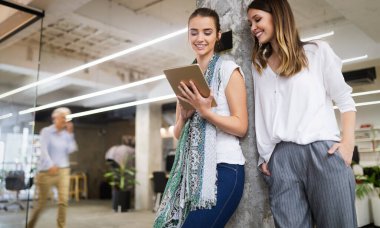 Bir grup meslektaşın ofiste çalışırken birlikte beyin fırtınası yapıyorlar.