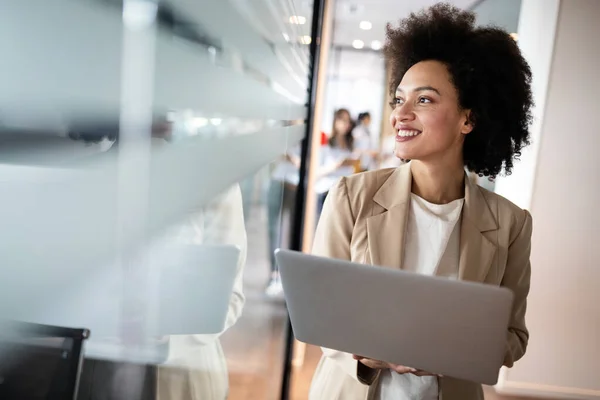 Portrait Une Jolie Jeune Femme Affaires Souriante Debout Près Des — Photo