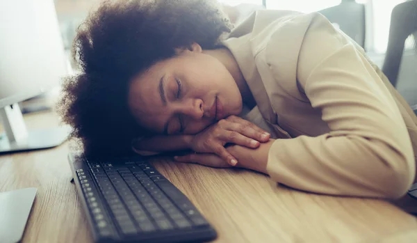 Portret Wyczerpanej Młodej Bizneswoman Śpiącej Pracy — Zdjęcie stockowe