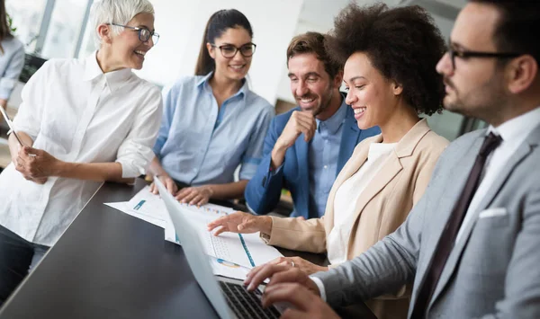 Geschäftspartner Bei Besprechungen Konferenzraum Modernen Büro — Stockfoto