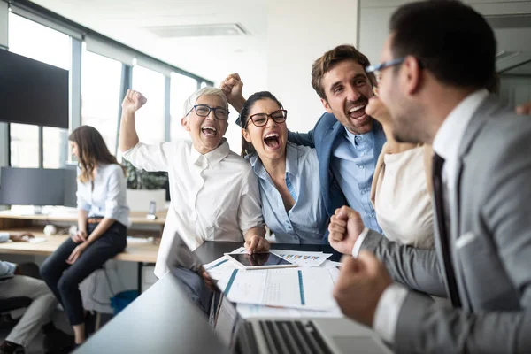 Gente Negocios Feliz Celebrando Éxito Empresa Moderna —  Fotos de Stock