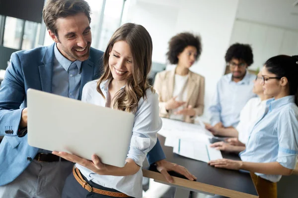 Compañeros Negocios Felices Oficina Moderna Hablando —  Fotos de Stock