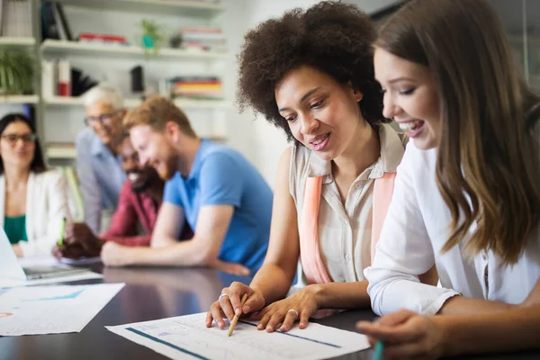 Grupp Affärsmän Som Samarbetar Projekt Moderna Kontor — Stockfoto