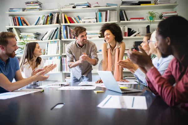 Gruppe Erfolgreicher Glücklicher Geschäftsleute Bei Der Arbeit Büro — Stockfoto