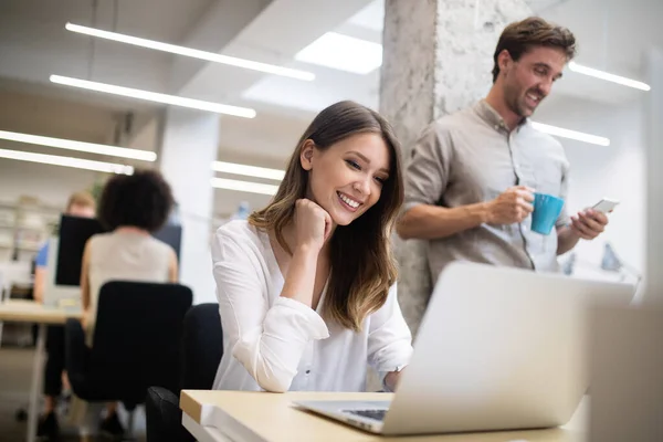 Creativi Uomini Affari Che Lavorano Progetto Aziendale Ufficio — Foto Stock