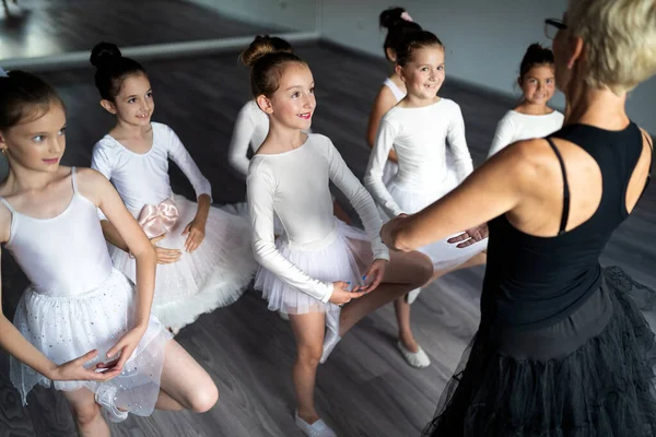 Balett Lärare Och Studenter Ballerinor Utövar Danslektioner — Stockfoto