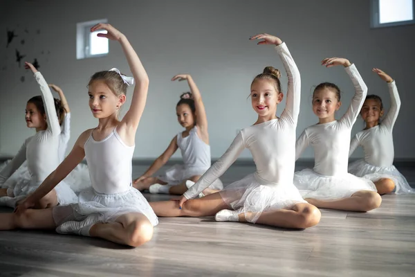 ダンス学校で演習を行うフィット小さなバレリーナのグループ — ストック写真
