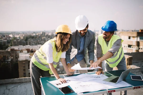 Equipo Ingenieros Arquitectos Trabajando Juntos Obra — Foto de Stock