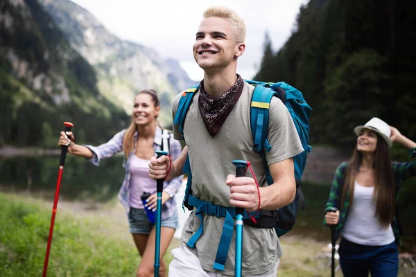 Grupo Jóvenes Amigos Senderismo Campo Personas Felices Multirraciales Que Viajan —  Fotos de Stock