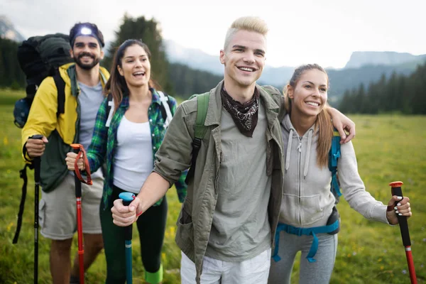 Jonge vrienden op een landwandeling. Groep wandelaars op het platteland — Stockfoto