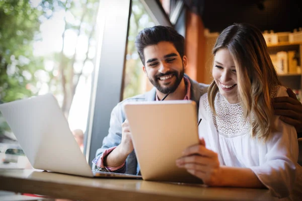 Retrato Casal Alegre Compras Line Com Computador Portátil — Fotografia de Stock