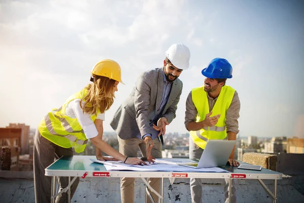 Équipe Ingénieurs Architectes Travaillant Ensemble Sur Chantier — Photo