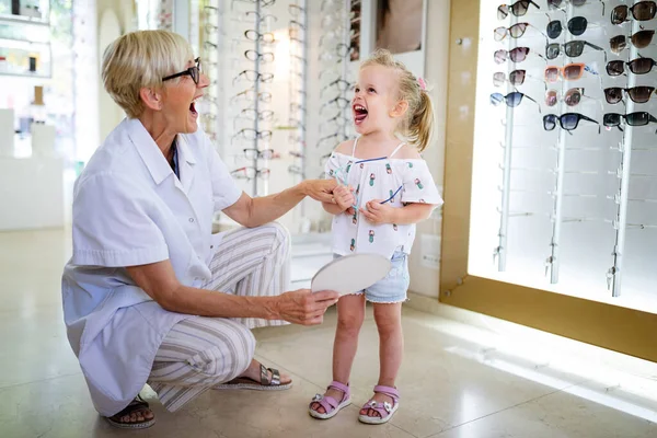 Optician Mulher Sênior Menina Escolhendo Óculos Loja Óptica — Fotografia de Stock