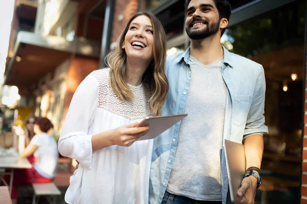 Reizen Vakantie Technologie Vriendschap Concept Glimlachend Gelukkig Paar Met Tablet — Stockfoto