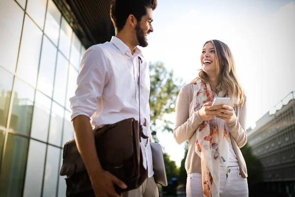 Compañeros Negocios Felices Hablando Descanso — Foto de Stock