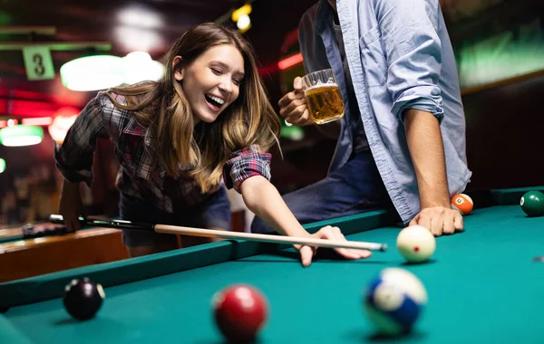 Casal Beber Cerveja Divertir Jogar Snooker Encontro — Fotografia de Stock