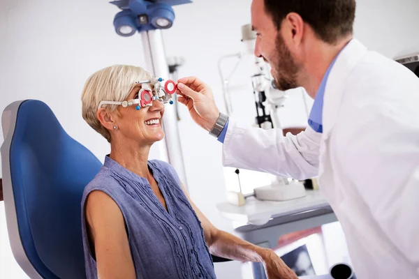 Concepto Oftalmológico Examen Visión Ocular Mujer Mayor Clínica Oftalmológica —  Fotos de Stock