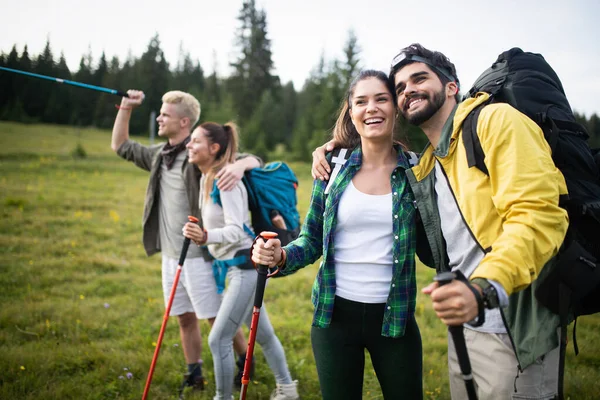Reizen Toerisme Wandeling Gebaar Mensen Concept Groep Lachende Vrienden Met — Stockfoto
