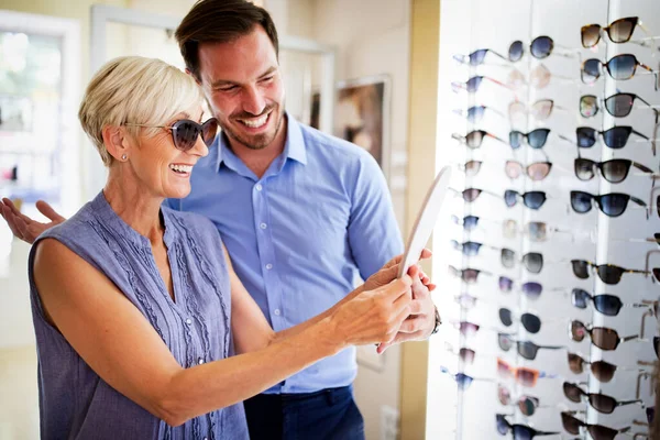 Mujer Bastante Mayor Está Eligiendo Nuevas Gafas Tienda Óptica — Foto de Stock