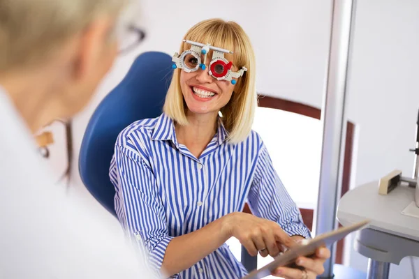 Oberoptometrist Untersucht Patientin Moderner Augenklinik — Stockfoto