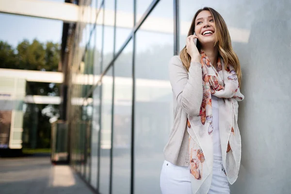 Retrato Aire Libre Una Hermosa Joven Sonriendo Usando Móvil —  Fotos de Stock