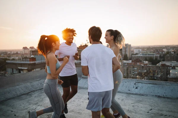 Grupo Personas Felices Forma Entrenando Aire Libre Techo — Foto de Stock