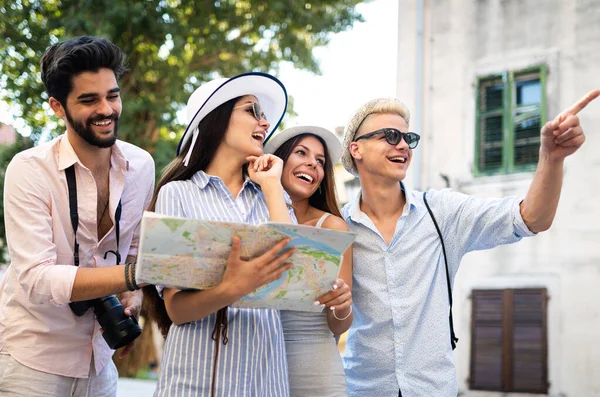 Jovens Turistas Felizes Amigos Passear Cidade — Fotografia de Stock