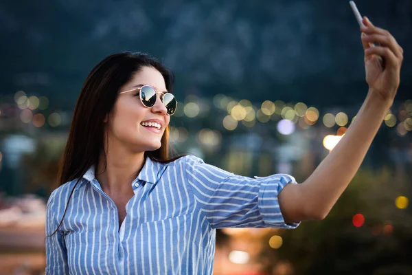 Ευτυχισμένος Νεαρή Γυναίκα Παίρνοντας Selfie Εξωτερική Για Διακοπές — Φωτογραφία Αρχείου