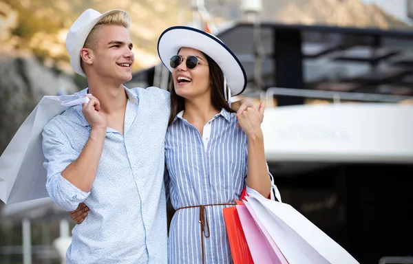 Retrato Una Pareja Con Bolsas Compras Ciudad Gente Venta Amor — Foto de Stock